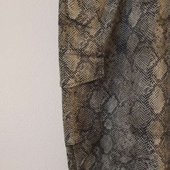 Good American Good Cargo Hunter Snake Jogger Pants - Picture 4 of 8